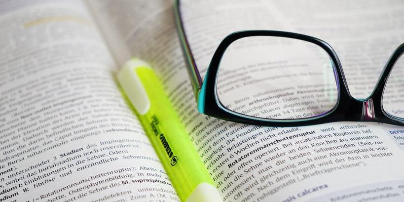 Briller og filtpen på bog