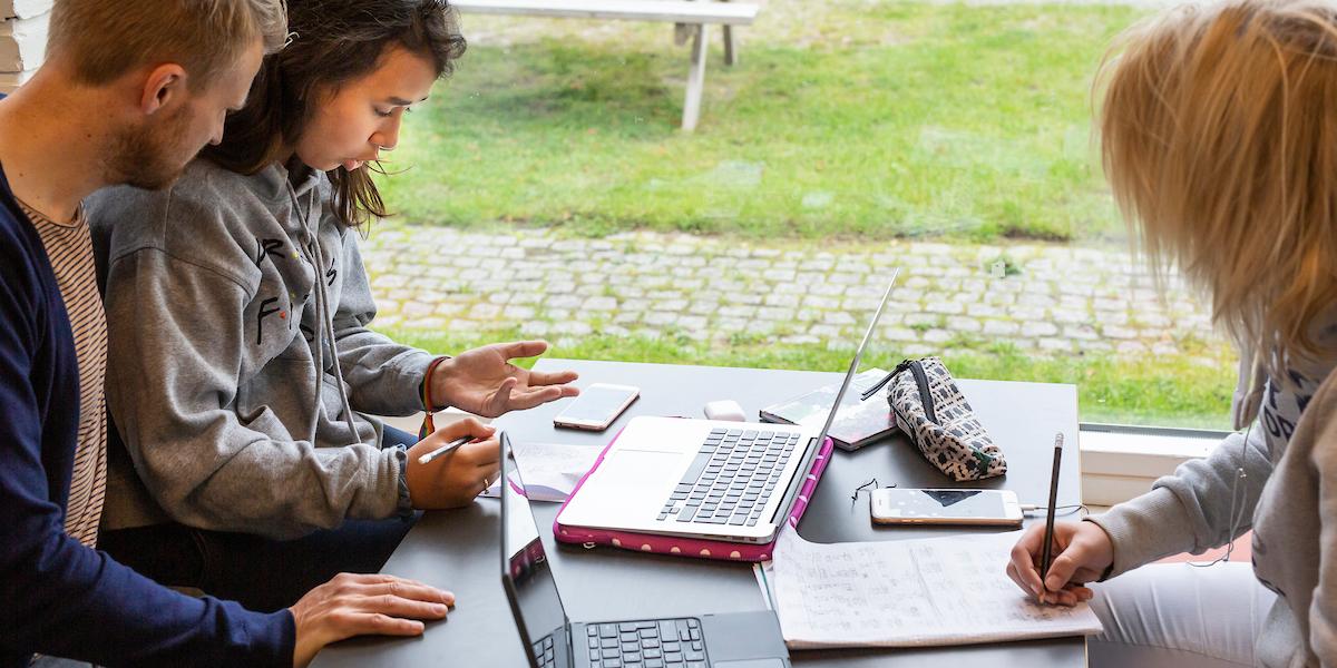Elever der laver lektier på gangen